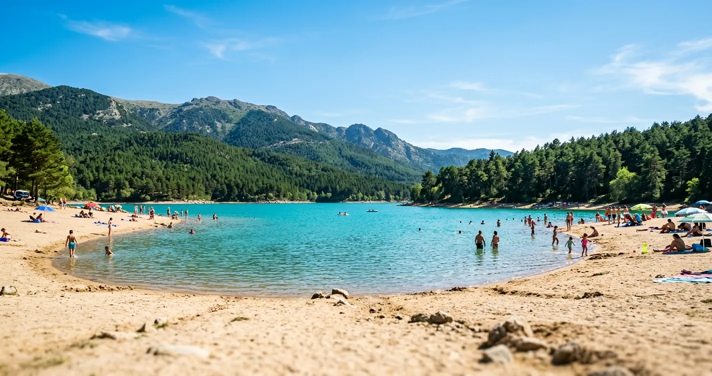 Playas cerca de Madrid - Embalse con zona de baño y orilla de arena en la sierra