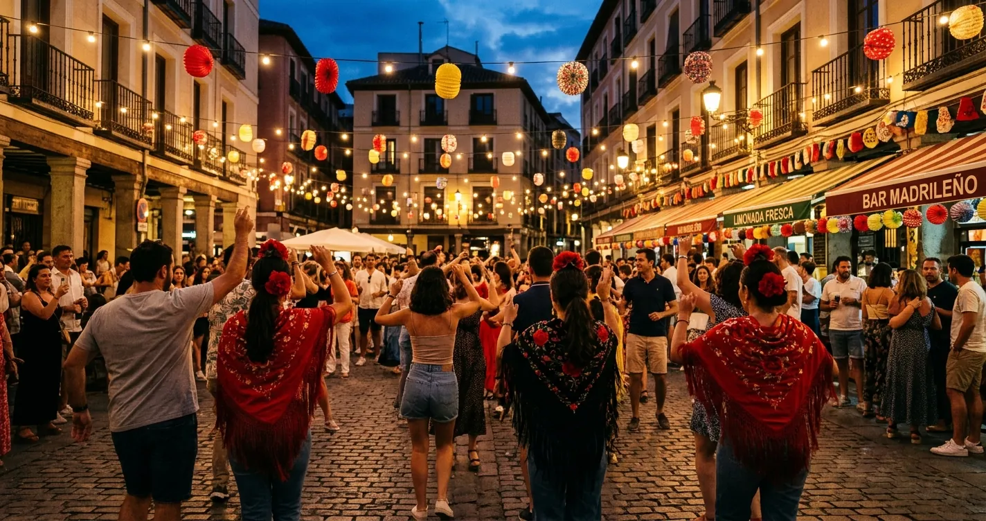 Eventos en Madrid agosto 2026: verbena castiza con guirnaldas de luces en una plaza del centro al anochecer